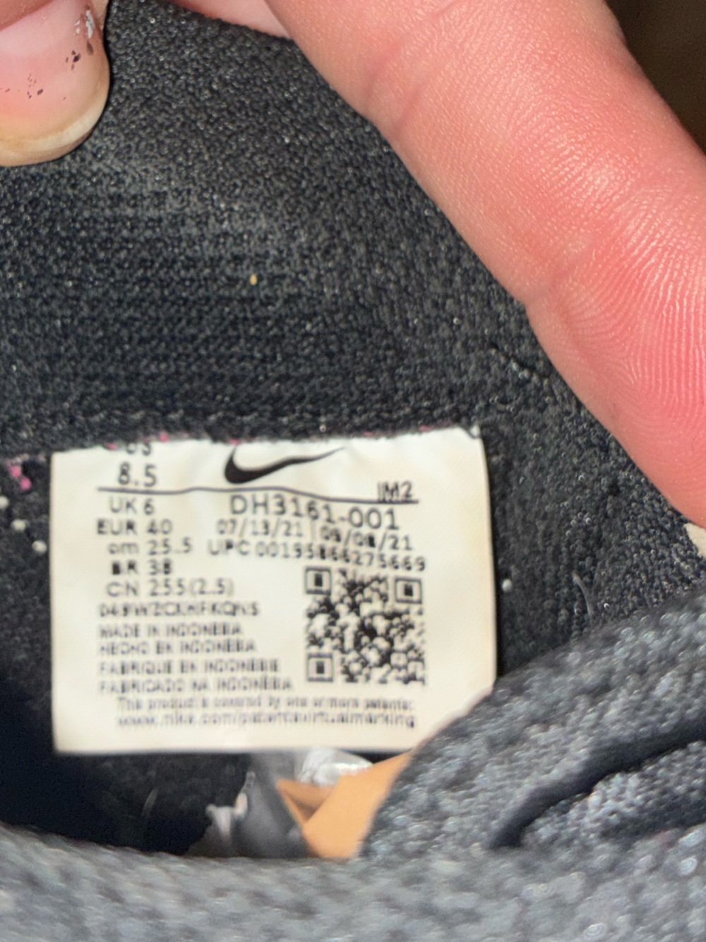 Nike Black Leather Low-Top Sneakers with White Swoosh and Sole - Picture 7 of 8
